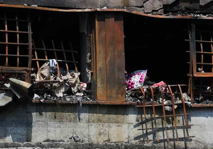 El incendio dejó un saldo de 72 puestos semifijos y 25 locales comerciales dañados, además de afectaciones en al menos tres edificios. Foto: Carlos Mejía / EL UNIVERSAL