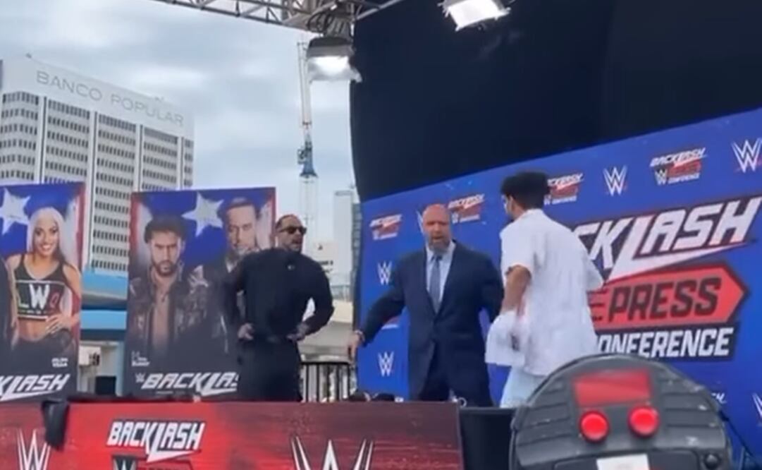 Damian Priest y Bad Bunny en conferencia de prensa. Captura.