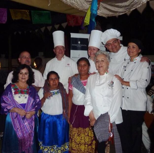 Alicia con cocineras tradicionales, Enrique Farjeat, Ana María Arroyo.