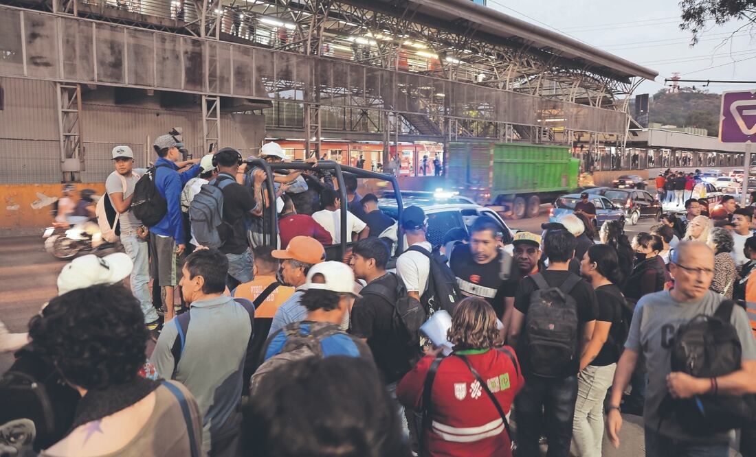 Miles de usuarios de esta línea, que va de Buenavista a Ciudad Azteca, padecieron por el cierre de dos estaciones debido a fallas en el sistema de vías. Autoridades enviaron unidades de RTP y hasta camionetas de la Secretaría de Seguridad para trasladar a los pasajeros. Foto: de Valente Rosas. El Universal