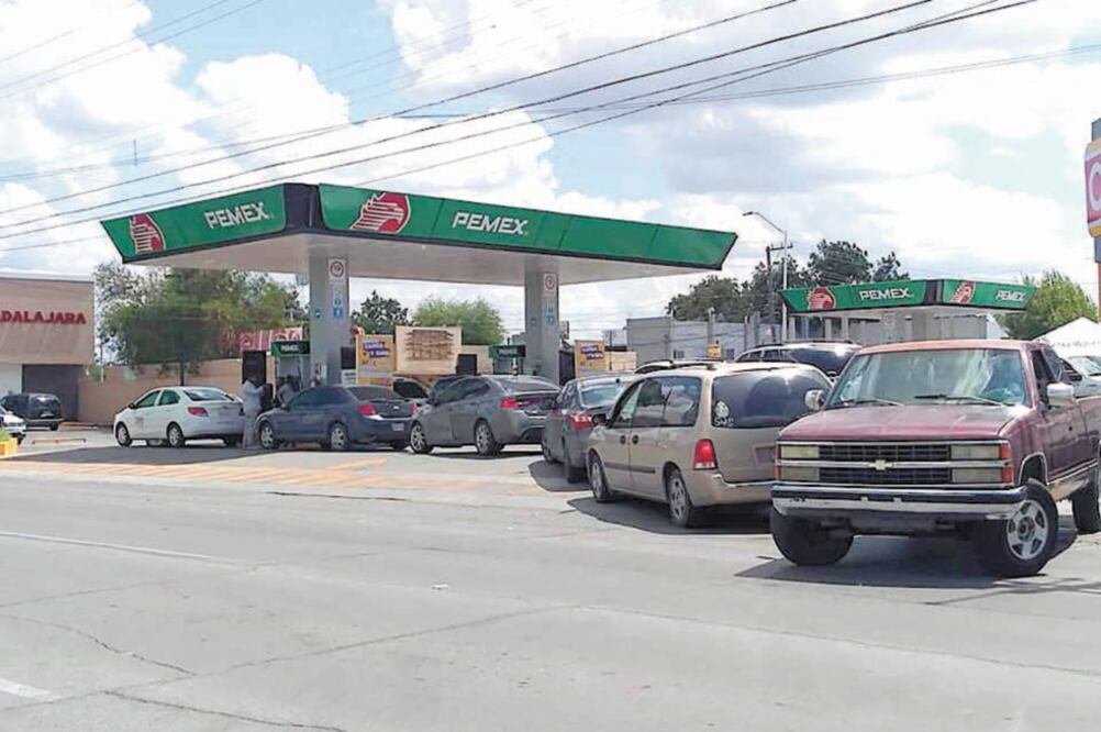 El cierre temporal de las gasolinerías provocó caos y filas kiométricas en la ciudad fronteriza de Tamaulipas. Foto: ESPECIAL