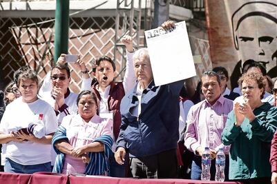 Fustiga AMLO baja de 2 cts a la gasolina