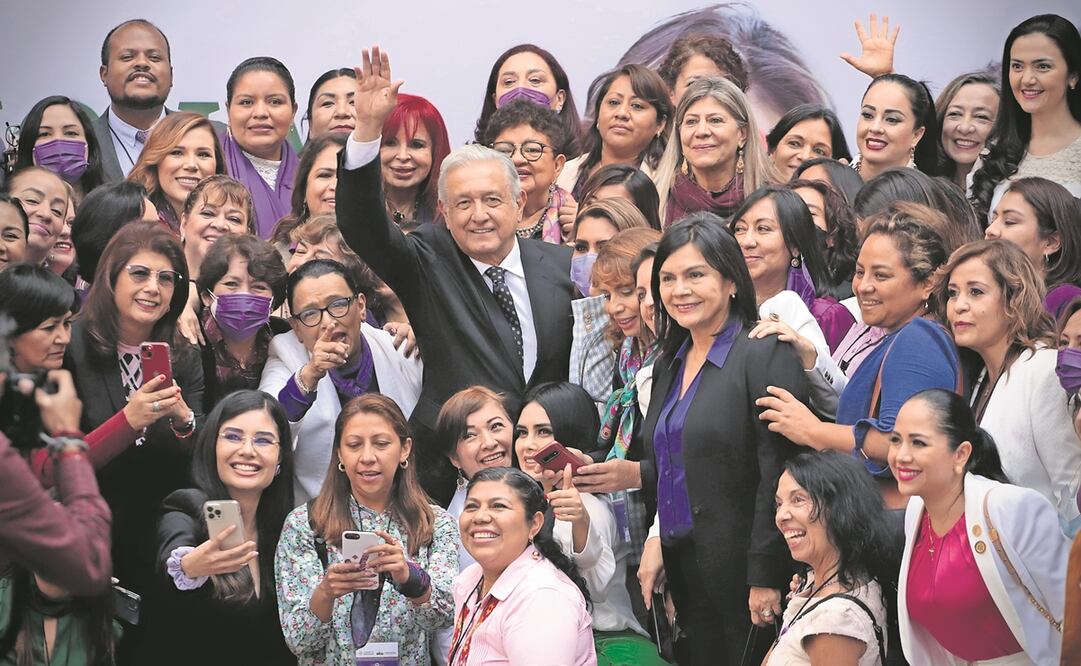 Arropado por funcionarias de su gobierno, mandatarias de su partido Morena y líderes, Andrés Manuel López Obrador ocupó el pódium para tomarse selfies con sus simpatizantes. Fotos: Berenice Fregoso. EL UNIVERSAL