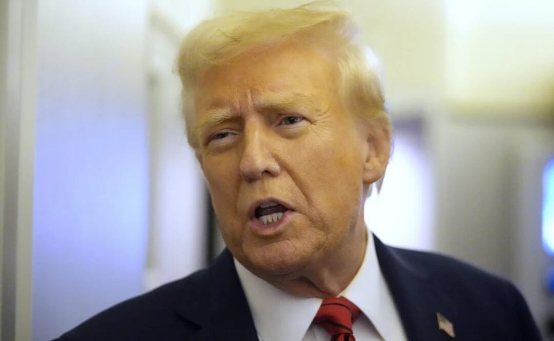 El presidente Donald Trump habla con los periodistas a bordo del Air Force One en ruta desde Miami a la Base Conjunta Andrews, Maryland, el lunes 27 de enero de 2025. Foto: AP
