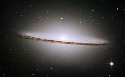 Descubren galaxia sombrero que alberga un agujero negro