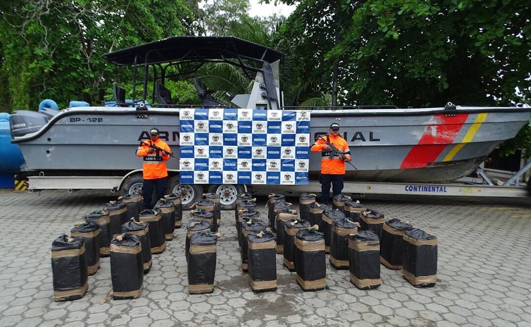 La Armada de Colombia custodia un cargamento de cocaína, decomisado en noviembre de 2017 en aguas colombianas. Foto: Ministerio de Defensa Nacional de Colombia