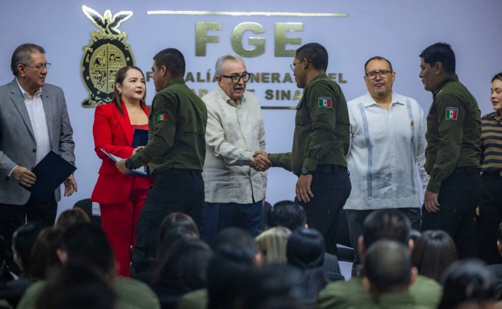 Gobernador de Sinaloa entrega nombramientos a 69 nuevos agentes (18/11/2025). Foto: Especial