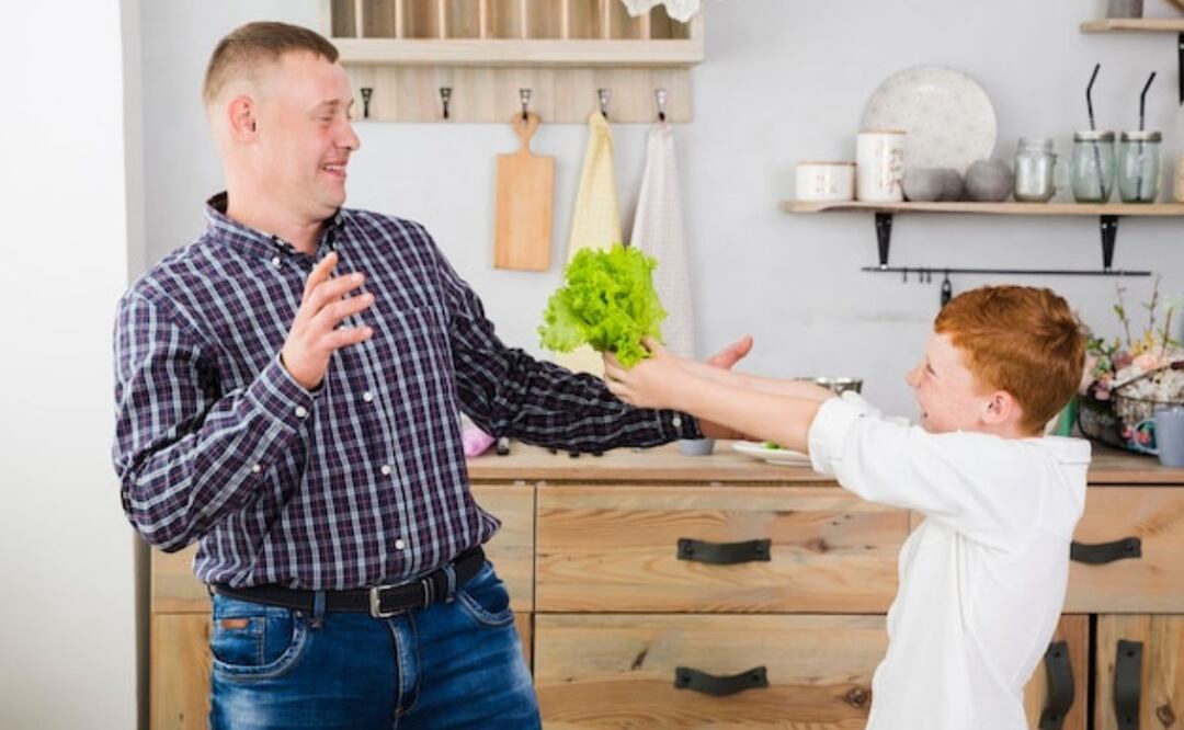 La importancia del equilibrio en los elogios durante la crianza. Fuente: Freepik.