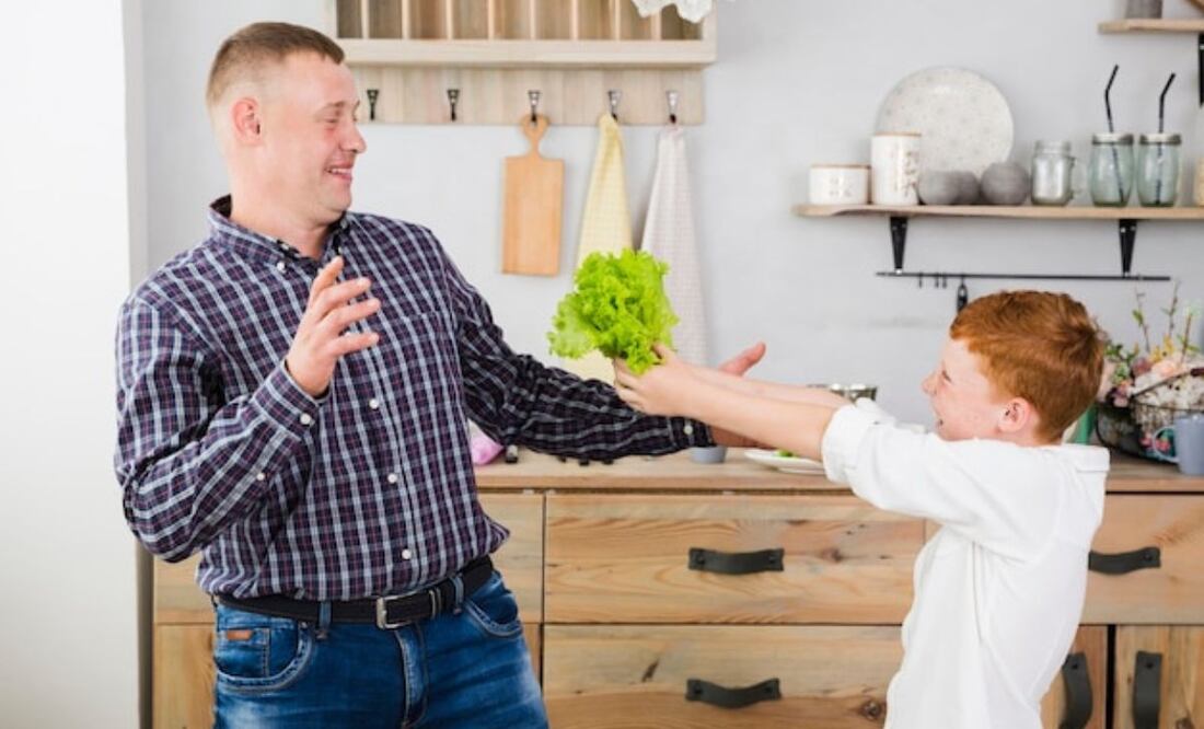 La importancia del equilibrio en los elogios durante la crianza. Fuente: Freepik.