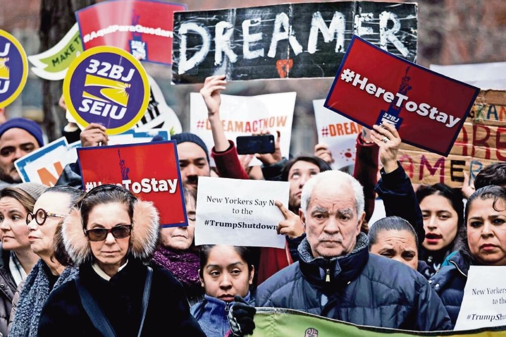 Un grupo de defensores de los derechos de los migrantes se manifestaron ayer en Nueva York para protestar contra la falta de un acuerdo para los dreamers (JUSTIN LANE. EFE)