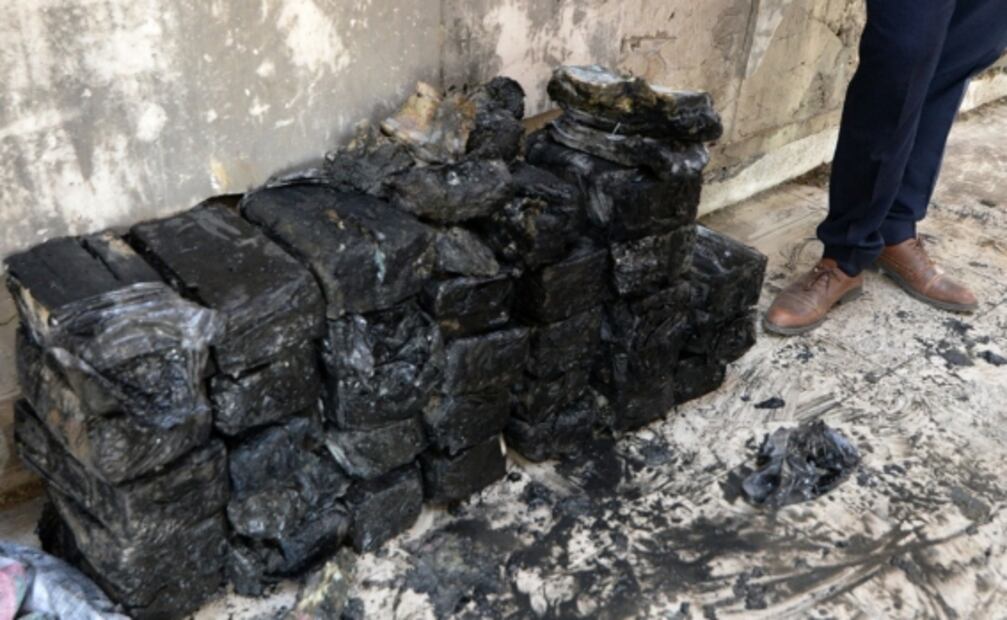 Hallan sacos de billetes bajo escombros del Banco Central de Mosul en Irak