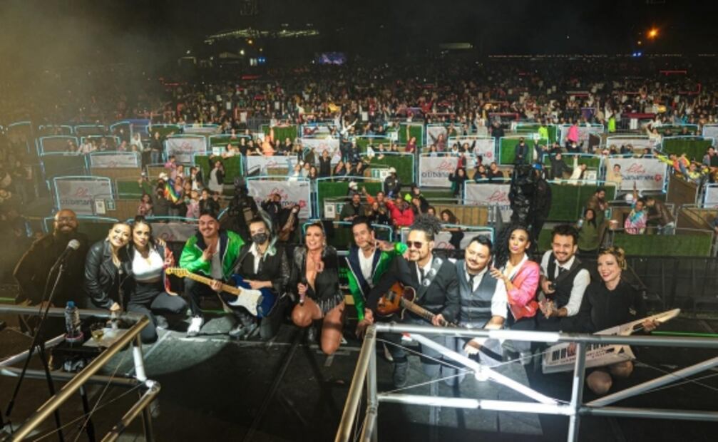 En su show, María José lanza porra para maestros y papás que se la han rifado en la pandemia