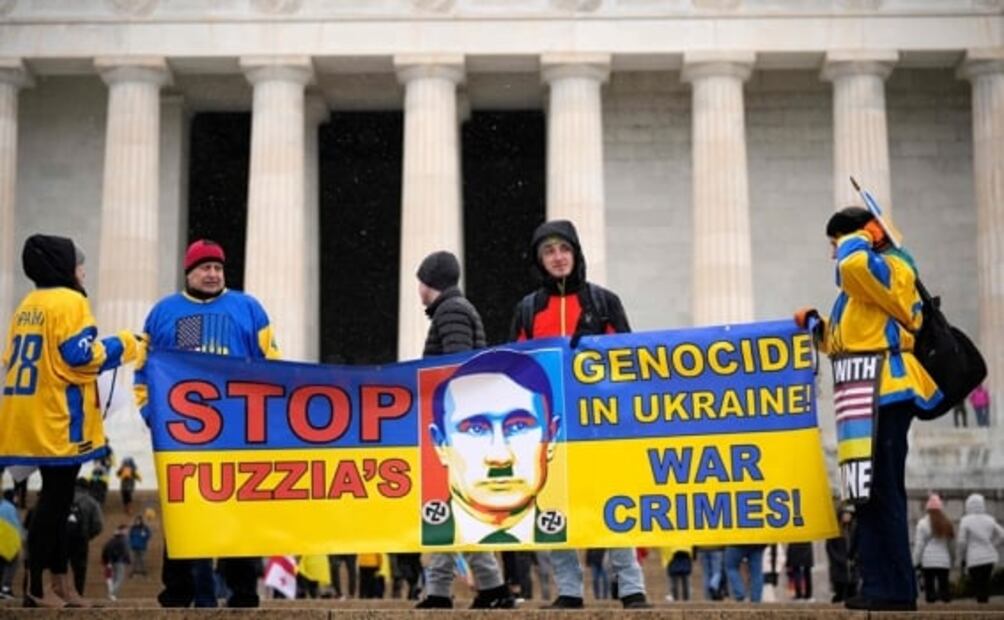 Con banderas y pancartas organizaciones ucranianas en EU hacen llamado a detener la guerra