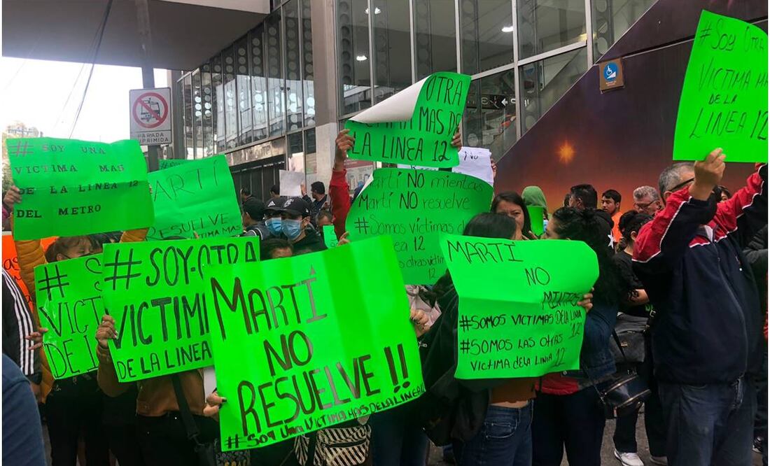 Comerciantes en la Línea 12. Foto: Juan Boites/EL UNIVERSAL