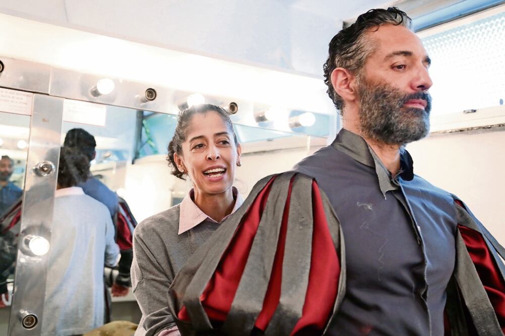 Violeta Rojas diseña el vestuario y revisa con actores que estén cómodos (FOTOS: BERENICE FREGOSO)