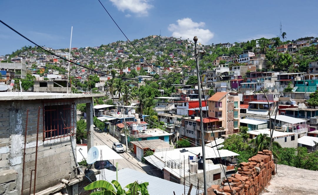 En calles de la colonia Lázaro Cárdenas aún hay postes de luz que fueron derribados tras el devastador paso del huracán Otis. (03/02/2025) Foto: Especial