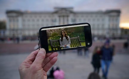 Turistas en Buckingham se conmocionan por el cáncer de Kate Middleton; "ahora sabemos qué pasó", dicen