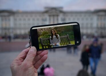 Turistas en Buckingham se conmocionan por el cáncer de Kate Middleton; "ahora sabemos qué pasó", dicen