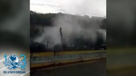 Pipa cargada de gasolina se incendia tras choque en la Autopista del Sol