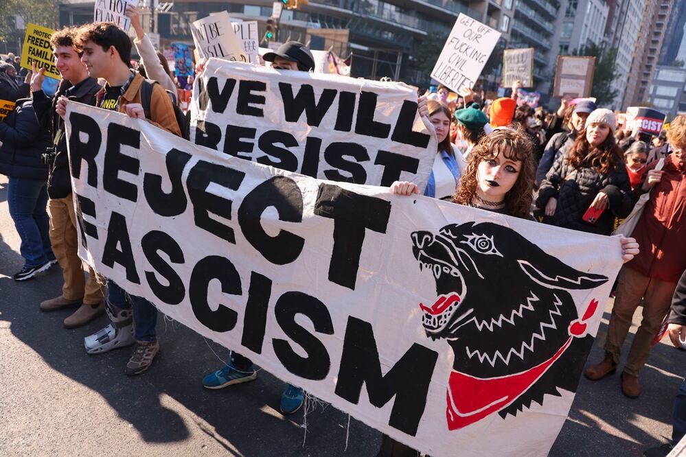 La gente marcha en la 'Marcha para Proteger Nuestros Futuros', formada por muchas organizaciones locales en respuesta a los resultados de las elecciones presidenciales de Estados Unidos, en Nueva York. Foto: EFE