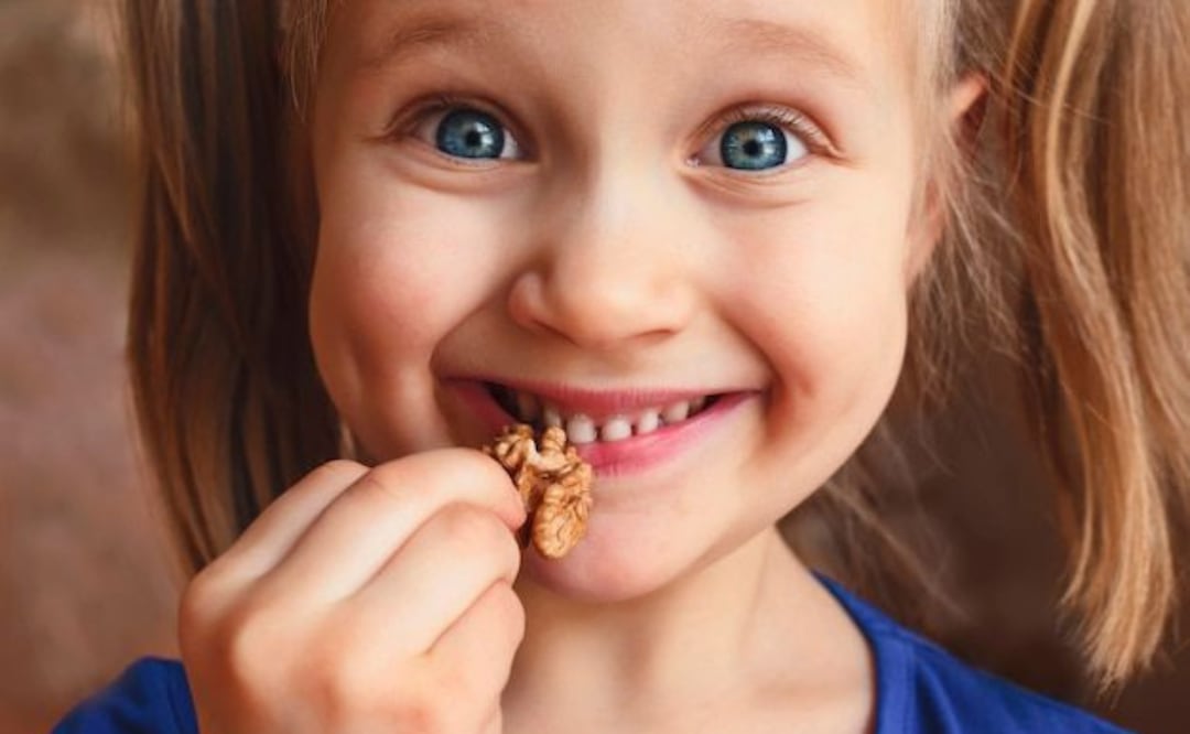 Lavar los frutos secos antes de consumirlos es una práctica sencilla pero efectiva para minimizar los riesgos a la salud. Fuente: Freepik.