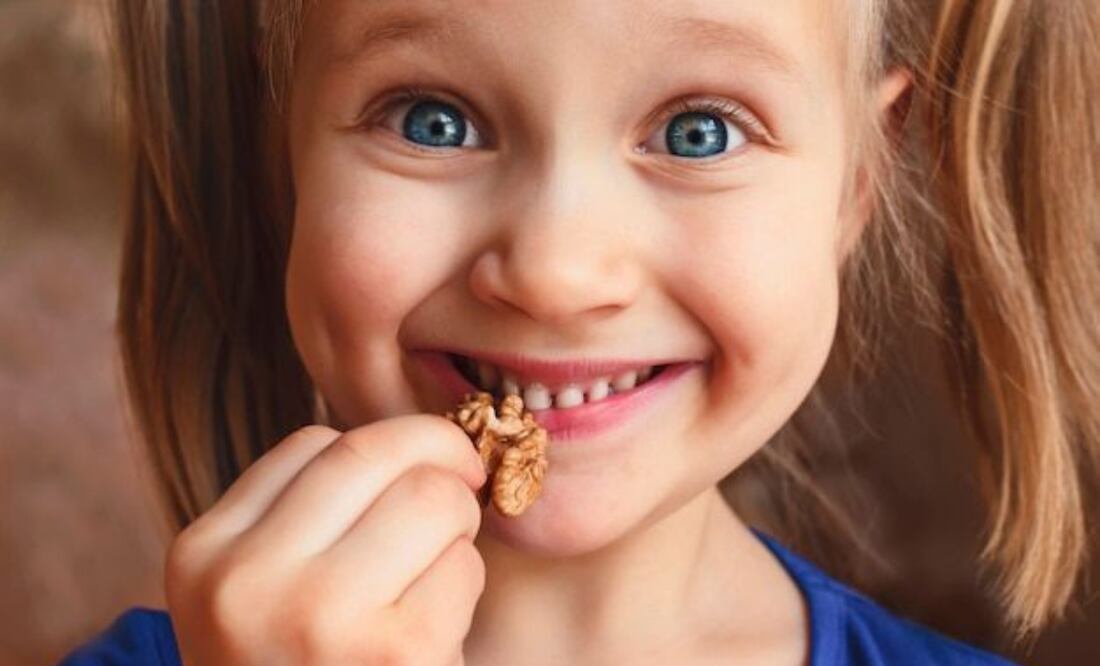 Lavar los frutos secos antes de consumirlos es una práctica sencilla pero efectiva para minimizar los riesgos a la salud. Fuente: Freepik.