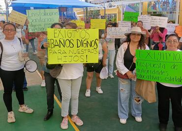 Padres de familia bloquean Av. Lomas Verdes; exigen baños dignos en escuela "Leyes de Reforma"