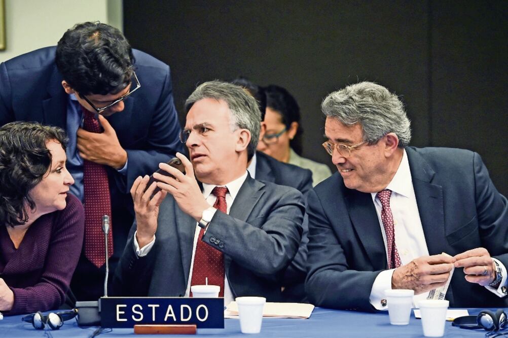 El subsecretario de Asuntos Multilaterales y Derechos Humanos, Miguel Ruiz (centro), y el embajador ante la OEA, Emilio Rabasa (der.), en representación del Estado mexicano, asistieron a la primera audiencia ante la CIDH (LENIN NOLLY. EFE)