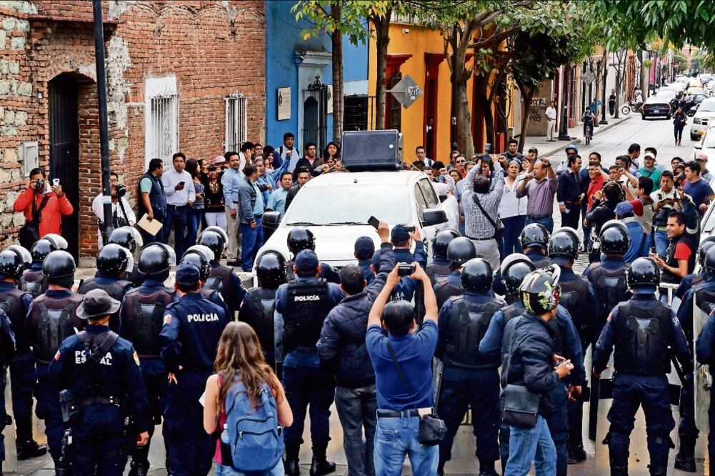 El Instituto Estatal de Educación Pública señala que las conductas de los miembros de la CNTE no pueden ser ejemplo para los niños; da su respaldo a los profesores que no quieran participar en las movilizaciones (ARCHIVO EL UNIVERSAL)