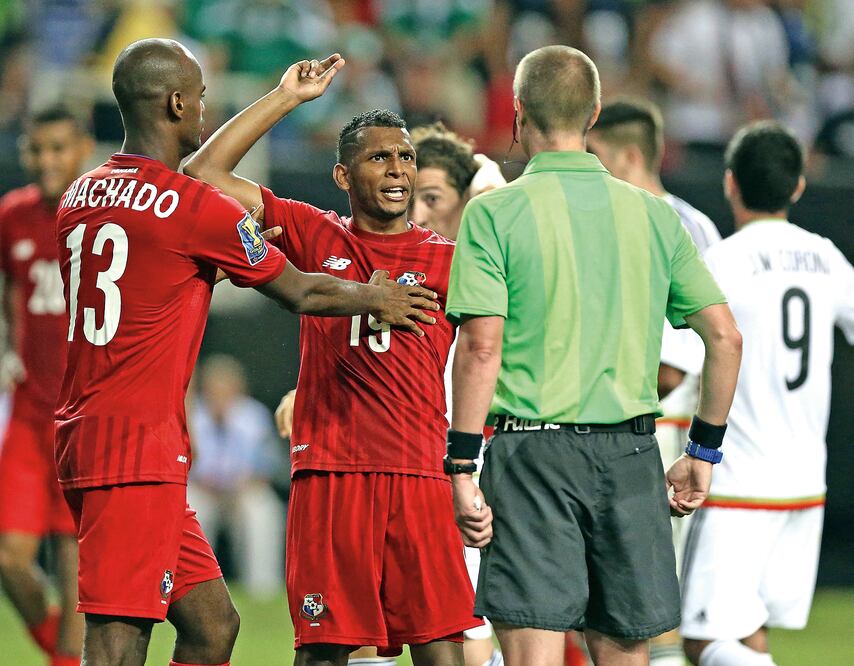 El panameño Alberto Quintero (19) reclama al árbitro Mark Geiger, por sus decisiones durante el partido ante México (JASON GETZ. USA TODAY SPORTS)
