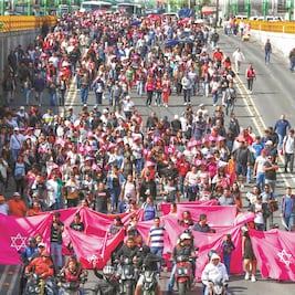 En camiones y micros llegan a la Plaza de las Tres Culturas