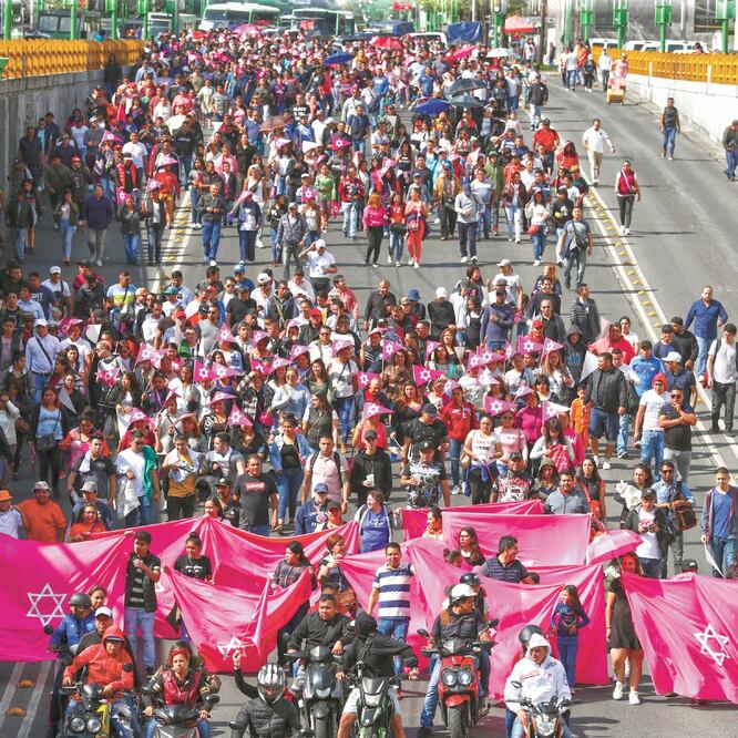Debido a que desde las 9:00 horas se cerró el Eje Central, los asistentes al informe de Claudia Sheinbaum debieron caminar. DIEGO SIMÓN SÁNCHEZ. EL UNIVERSAL