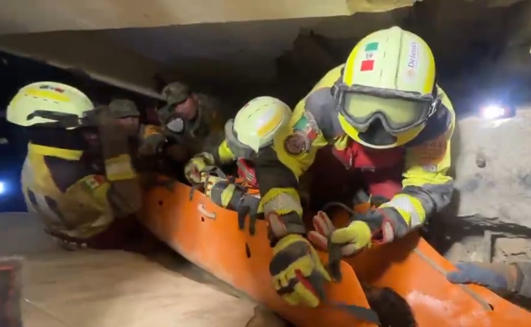 Elementos de las fuerzas armadas mexicanas lideraron el operativo para rescatar de entre los escombros a un niño con vida. Foto: X