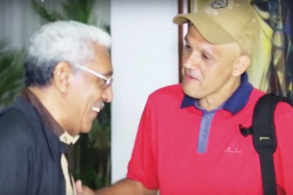 Joaquín Gómez (izq.), miembro de las FARC, dialoga con Hernán Darío Velásquez, El Paisa, quien se incorporó el lunes a los diálogos en La Habana (TOMADA DE VIDEO. XINHUA)