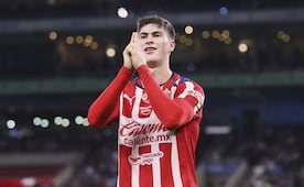 Chivas se queda sin "La Hormiga" González; el delantero será nuevo jugador del Olympiacos de Grecia