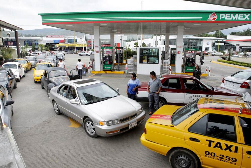 La embajada de EU advirtió que los manifestantes han tomado varias estaciones de gasolina, lo que ha causado una escasez de combustible en la entidad y la suspensión del transporte público Foto: EFE