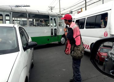 Civiles intentan combatir caos vial en Cuatro Caminos