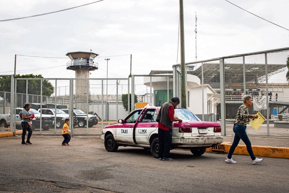 La esposa de un interno fallecido reveló que los custodios de Santa Martha Acatitla constantemente le pedían a su pareja cantidades que iban desde los 20 mil a 30 mil pesos.