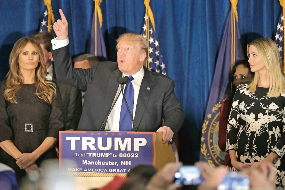 El aspirante a la candidatura republicana a la Casa Blanca, Donald Trump, celebra en Manchester, su victoria en las primarias de New Hampshire, junto a su esposa Melania (izq,) y su hija Ivanka Trump (DAVID GOLDMAN)