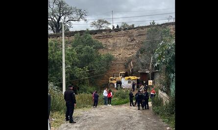 Muere trabajador al caer con todo y excavadora sobre una vivienda en Los Reyes La Paz