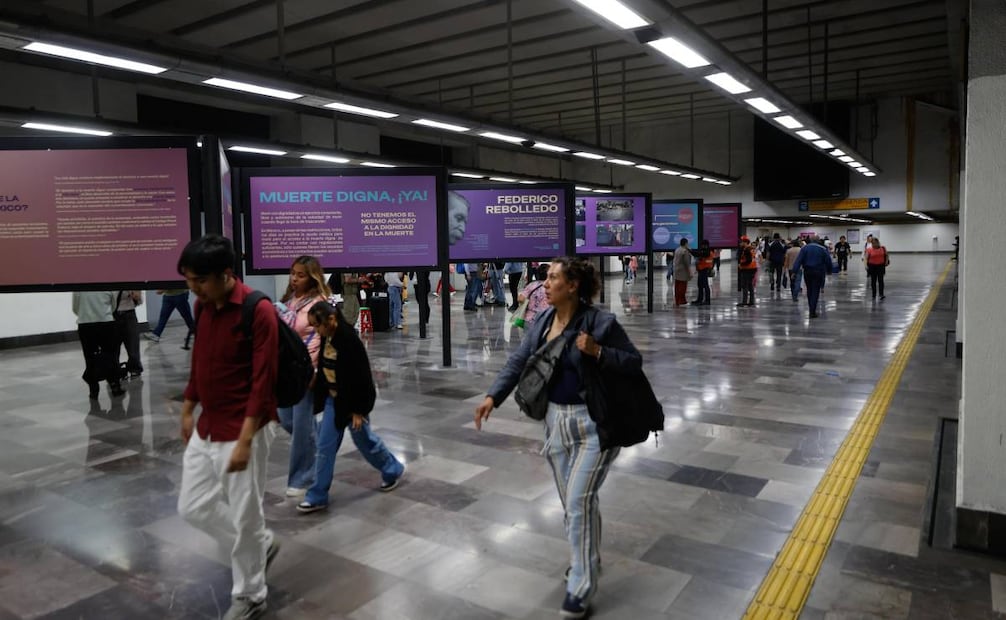 Exposición “Muerte Digna ¡Ya!” de Samara Martínez en estación Ermita del Metro (23/03/2026). Foto: Diego Simón / EL UNIVERSAL