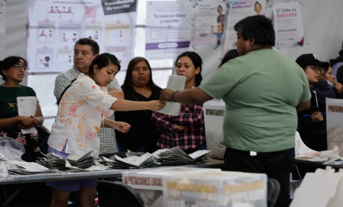 INICIA EL CONTEO DE VOTOS. FOTO: JORGE ALVARADO