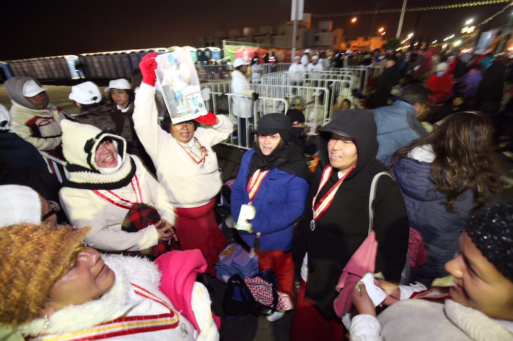 Feligreses del estado de México y otras entidades del país llegan en grupo a la zona circundante a Las Américas (JORGE ALVARADO. EL UNIVERSAL)