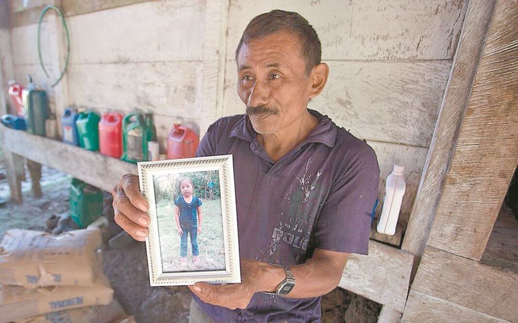 El abuelo de Jakelin sostiene una foto de su pequeña nieta, quien murió bajo custodia de la Patrulla Fronteriza a finales de 2018. Lo único que pide es que haya mejor asistencia médica para todos los migrantes. JEFF ABBOTT. ESPECIAL