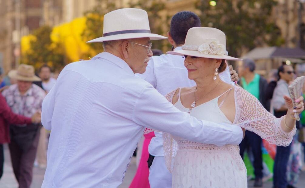 Decenas de personas disfrutan bailando danzón en el Zócalo de la CDMX (16/11/2025). Foto: Especial