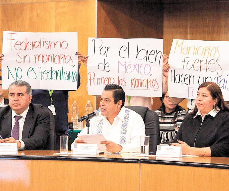 Juan Hugo de la Rosa (centro), alcalde de Nezahualcóyotl, mencionó que se requieren estrategias conjuntas, así como comunicación interinstitucional para frenar inseguridad. ESPECIAL