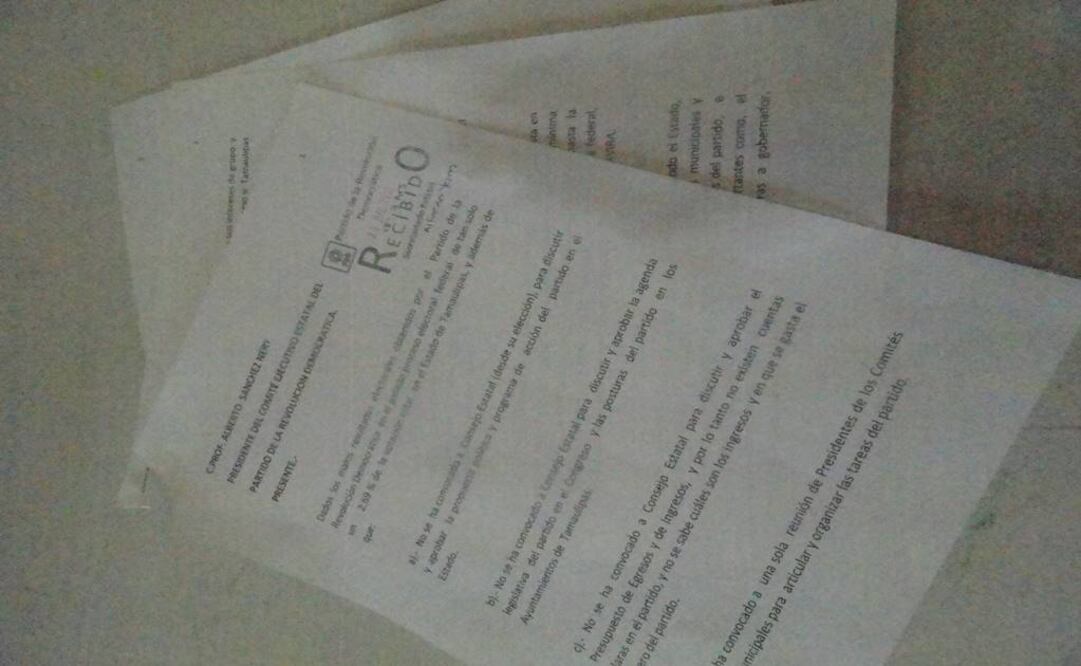 Carta donde los perredistas exigen la renuncia de su líder estatal (Foto: Julio Manuel Loya)