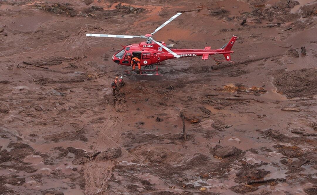 La catástrofe fue causada por la ruptura de una represa de la minera al sureste de Brasil. Foto: EFE