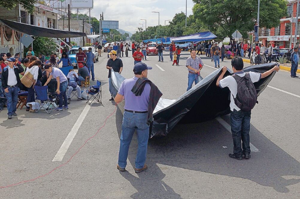 Más de 3 mil maestros de Oaxaca de la CNTE marcharon ayer y abandonaron por unas horas los bloqueos en la capital (EDWIN HERNÁNDEZ. EL UNIVERSAL)