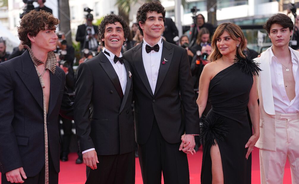El director Javier Ambrossi, el director Javier Calvó, Penélope Cruz y Milo Quifes posan para los fotógrafos a su llegada al estreno de la película "La bola negra".
Foto: AP Photo/Andreea Alexandru